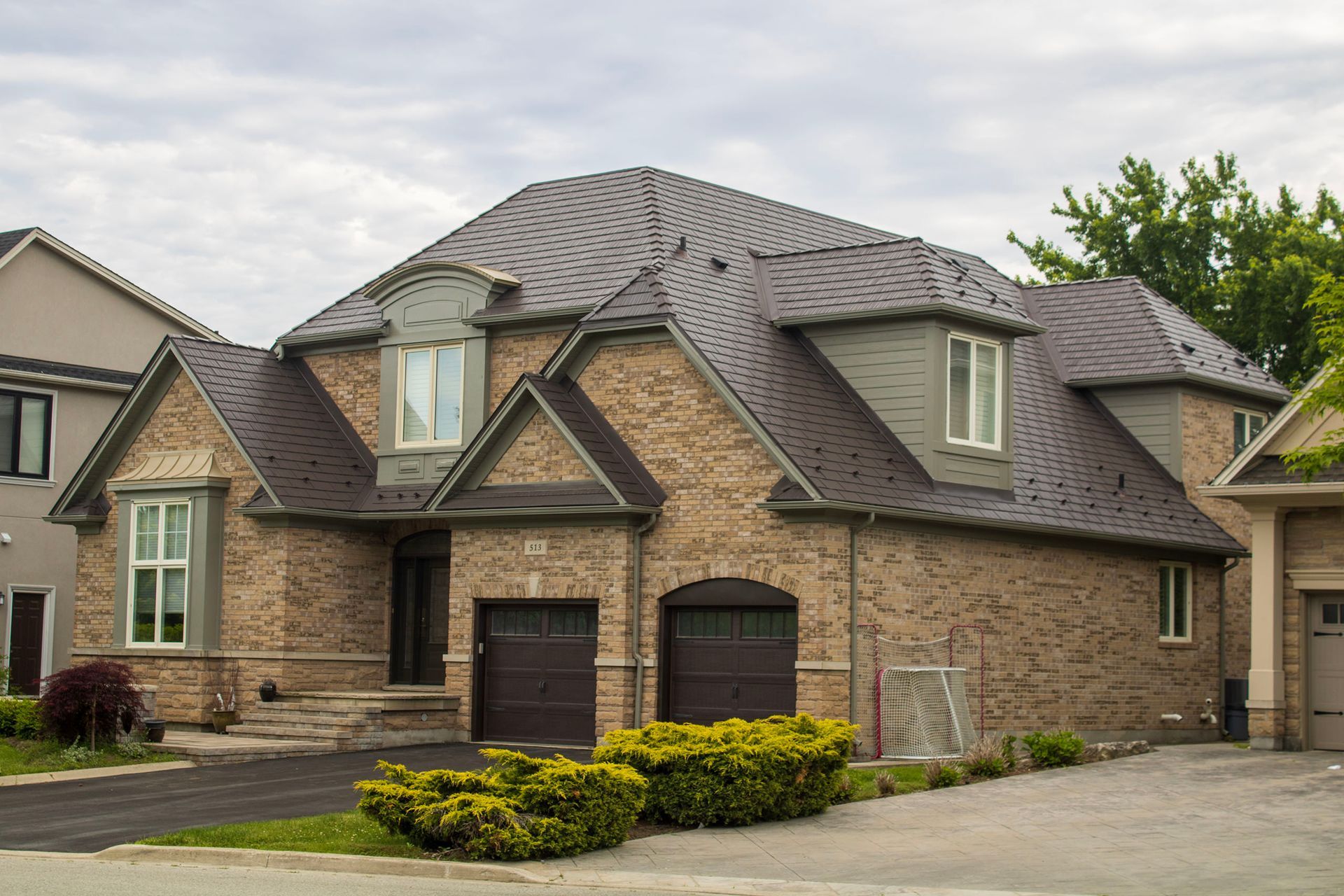 Mississauga, ON 🇨🇦 L5H Interlock Metal Roofing Tudor Brown Aluminum Cedar Shingle Roof