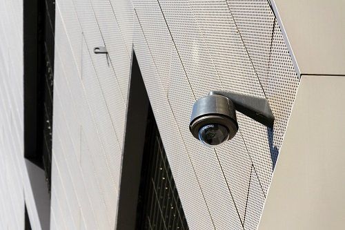 telecamera di sorveglianaza a muro per esterno