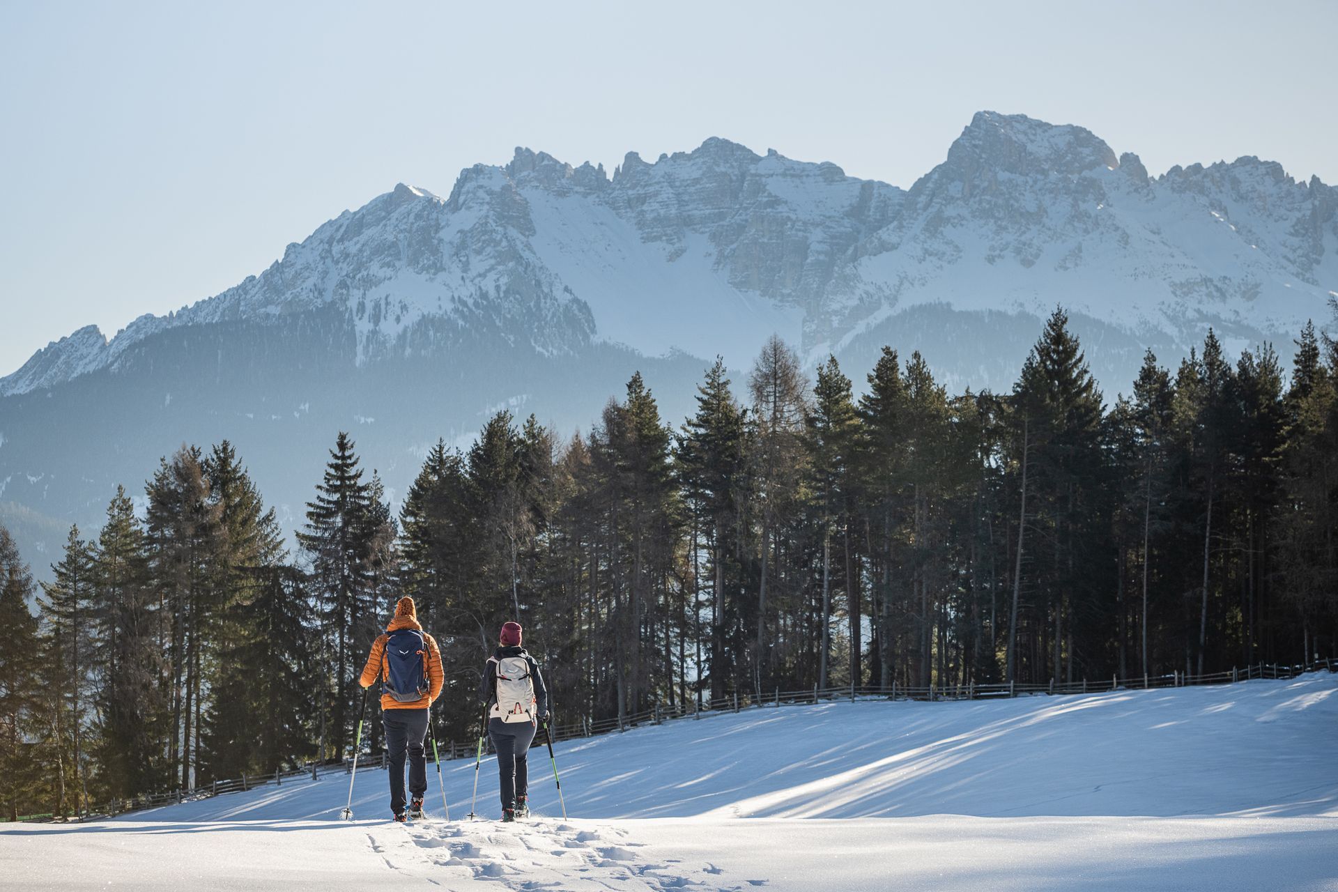 Escursionismo invernale a Nova Levante Carezza nelle Dolomiti