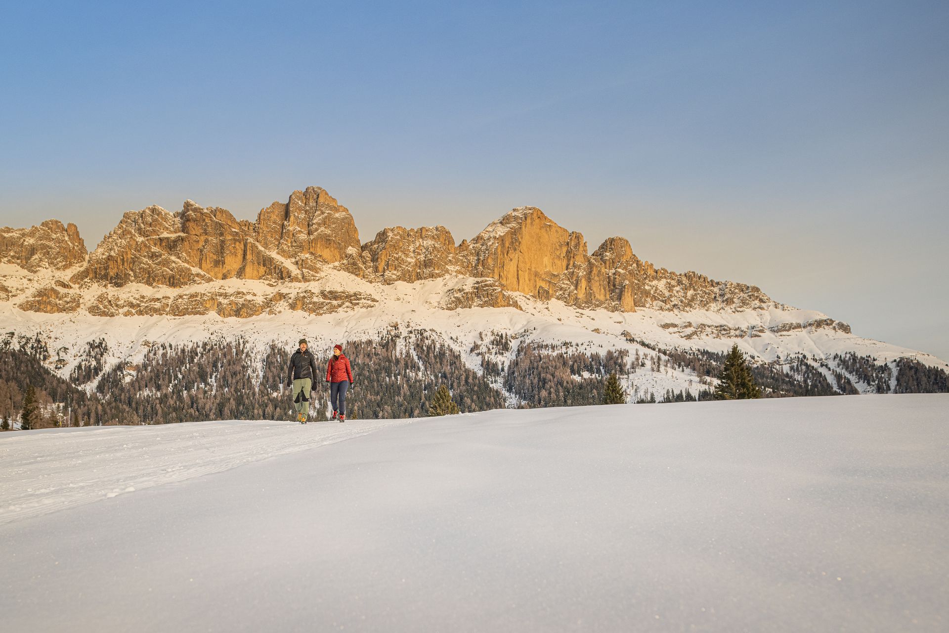 Escursionismo invernale a Obereggen nelle Dolomiti