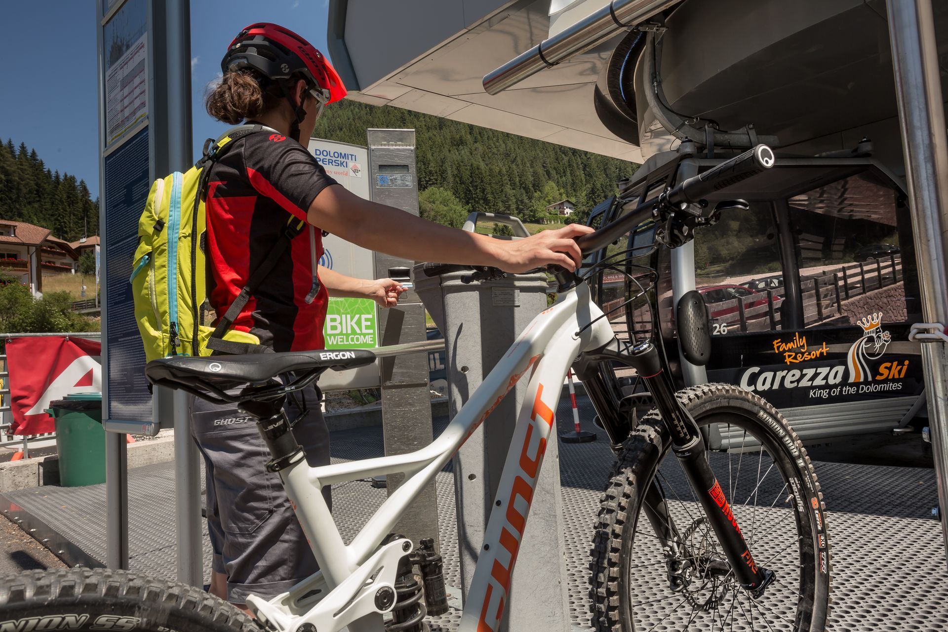 Mountain bike nella regione dolomitica Val d'Ega