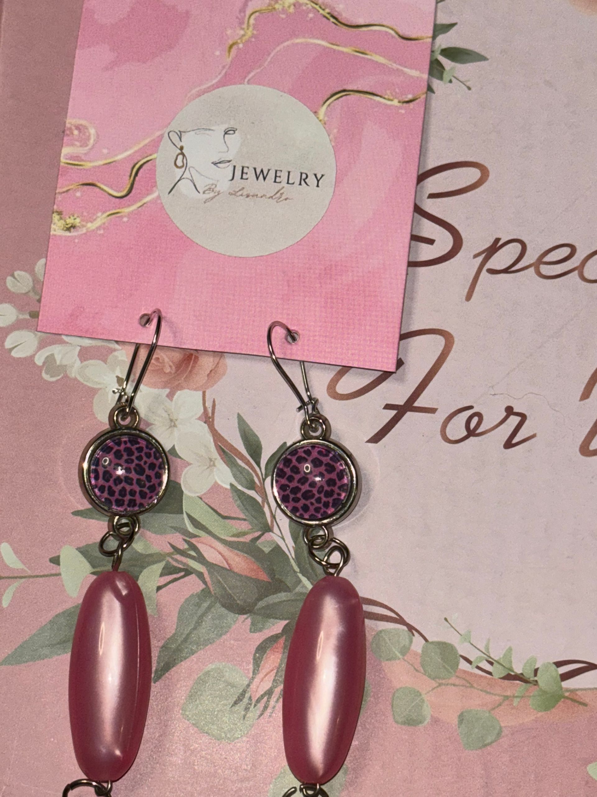 Lange oorbellen met een leuke kleurrijke steen erin