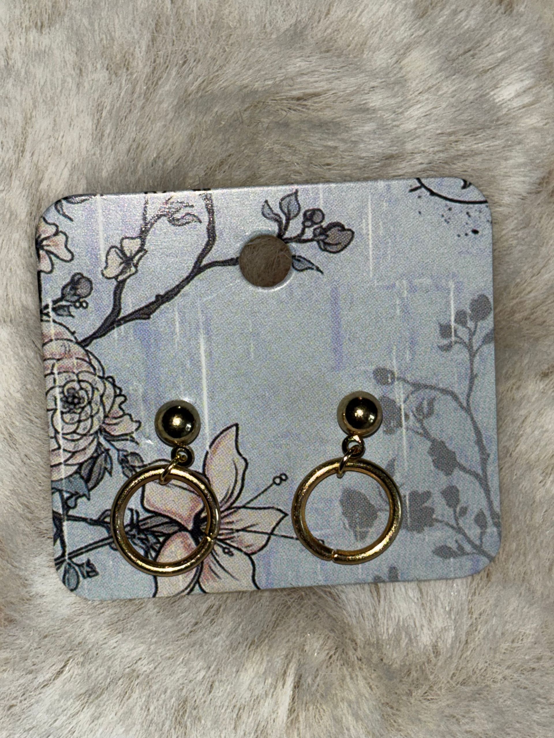 D1 Oorbellen met een ring en bovenaan een elegant zwart steentje.