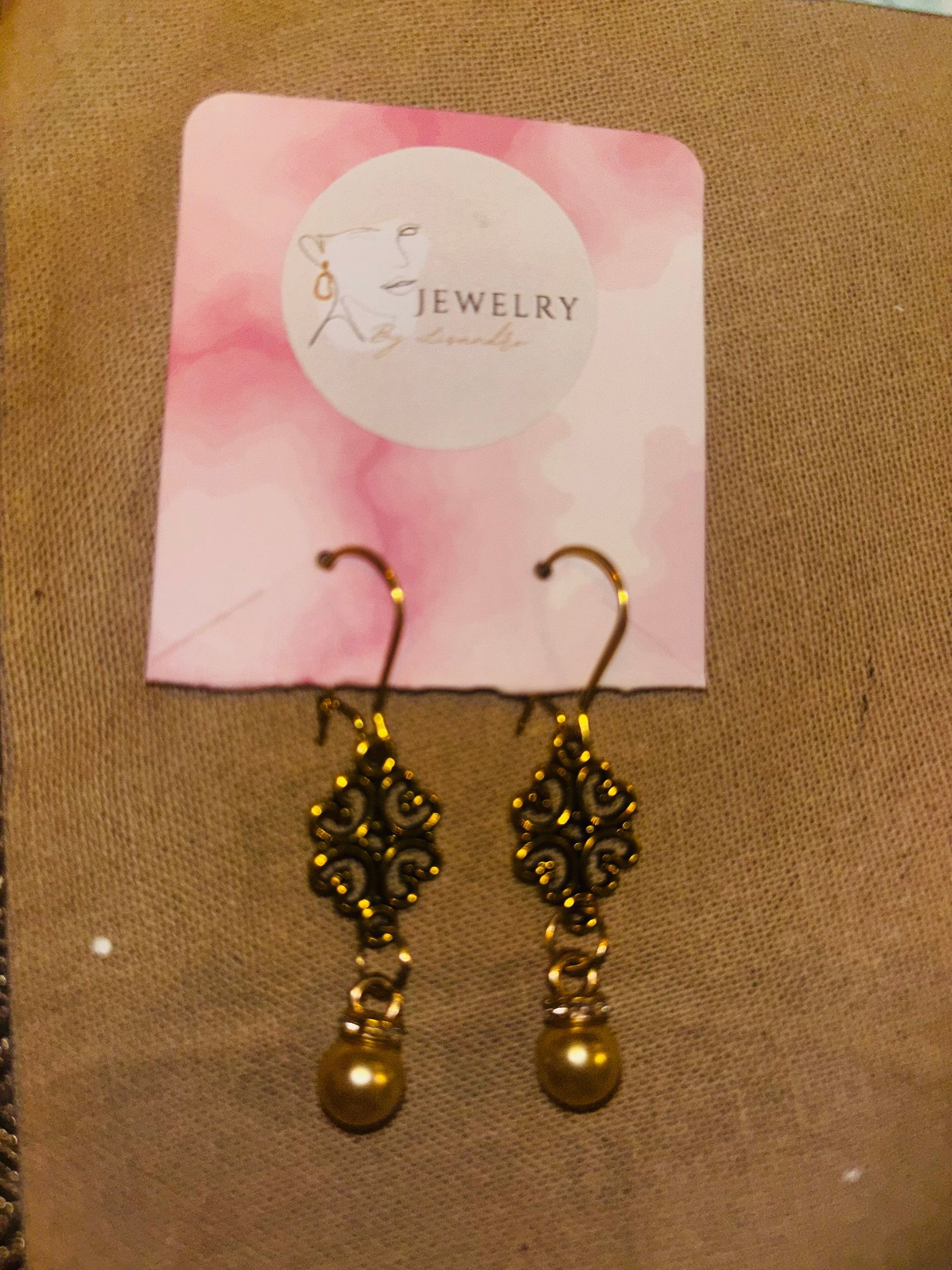 A27 hanger goud sierlijk bedeltje met een knop eraan