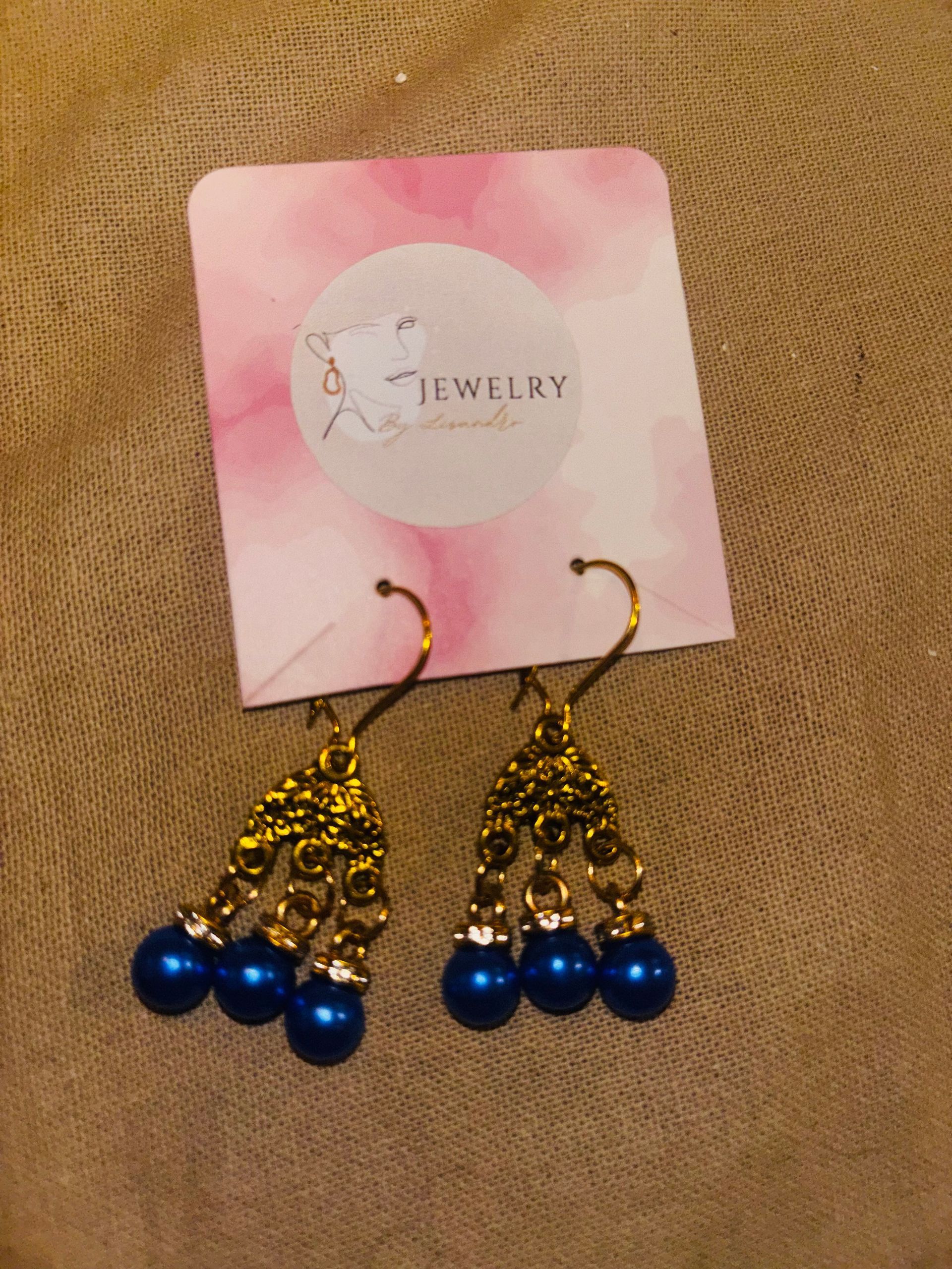 A16 oorbellen goud verkrijgbaar balletjes blauw en roze