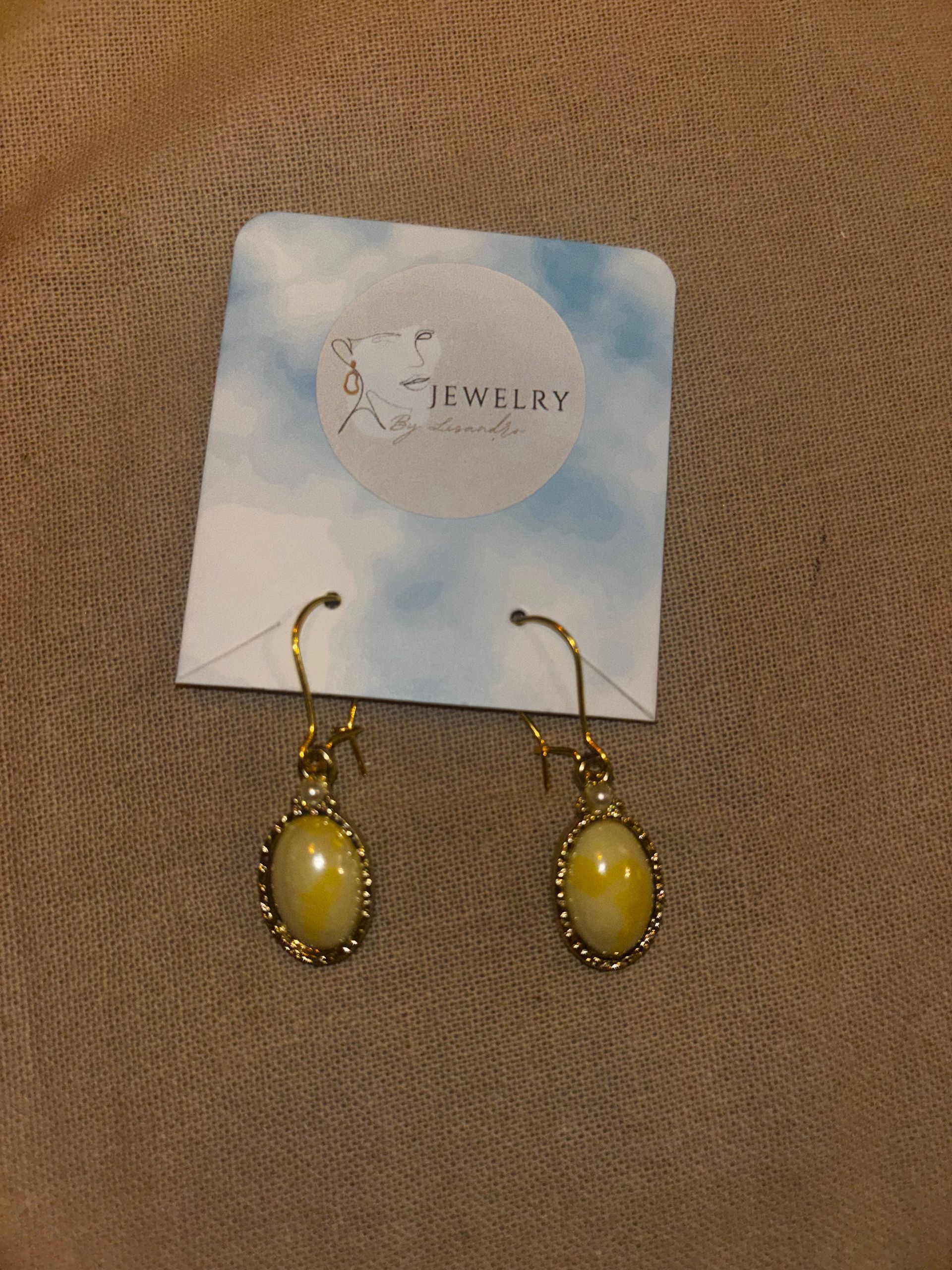 A21 hanger goud met een witte steen