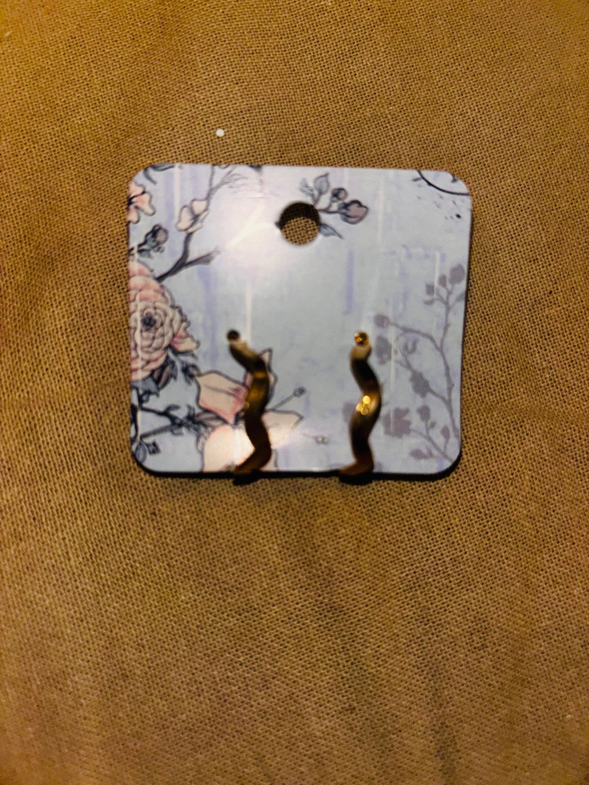 A7 oorbel goud kleurig ring slang