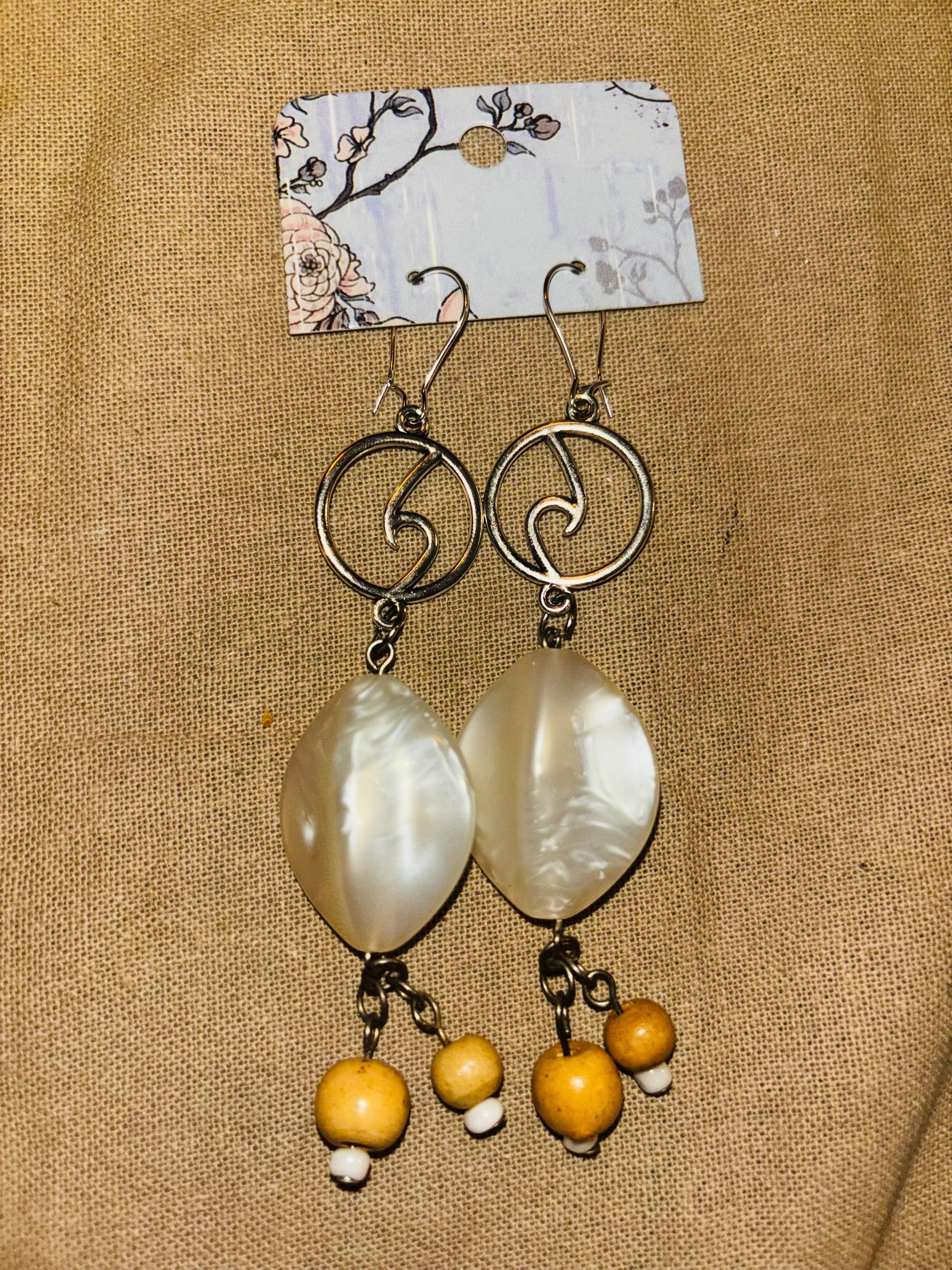 B13 Zilverkleurige sier oorbellen met een witte/beige grote steen