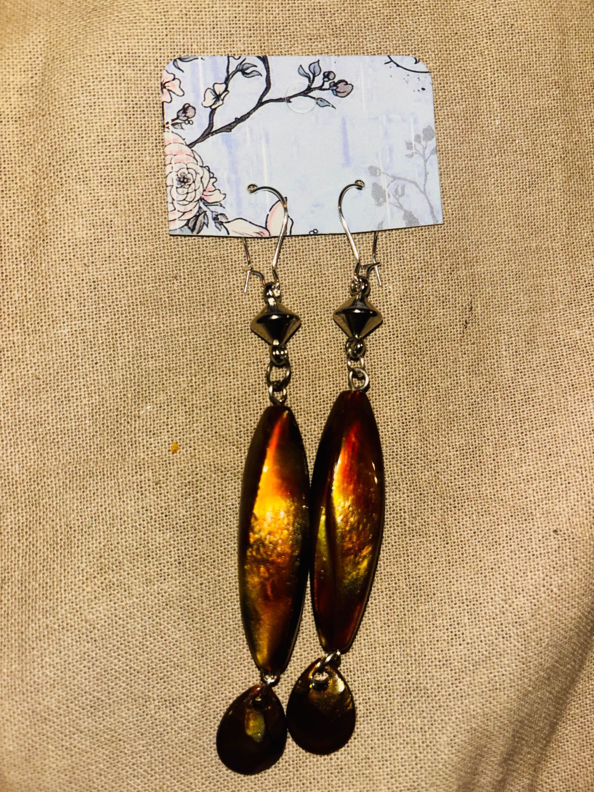 B12 Zilverkleurige hanger met bruinen steen