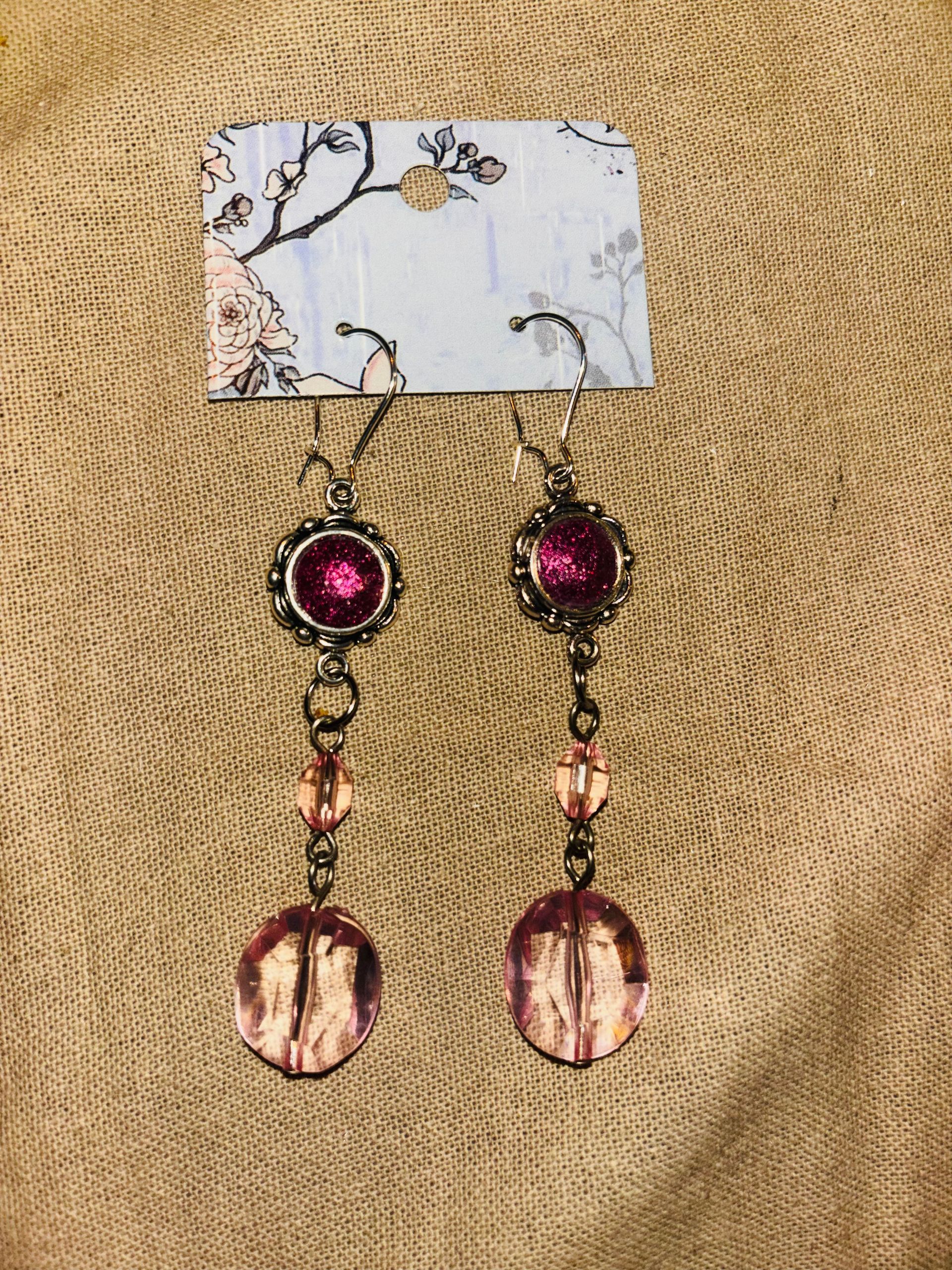 B11 Zilverkleurige hangers met roze steen