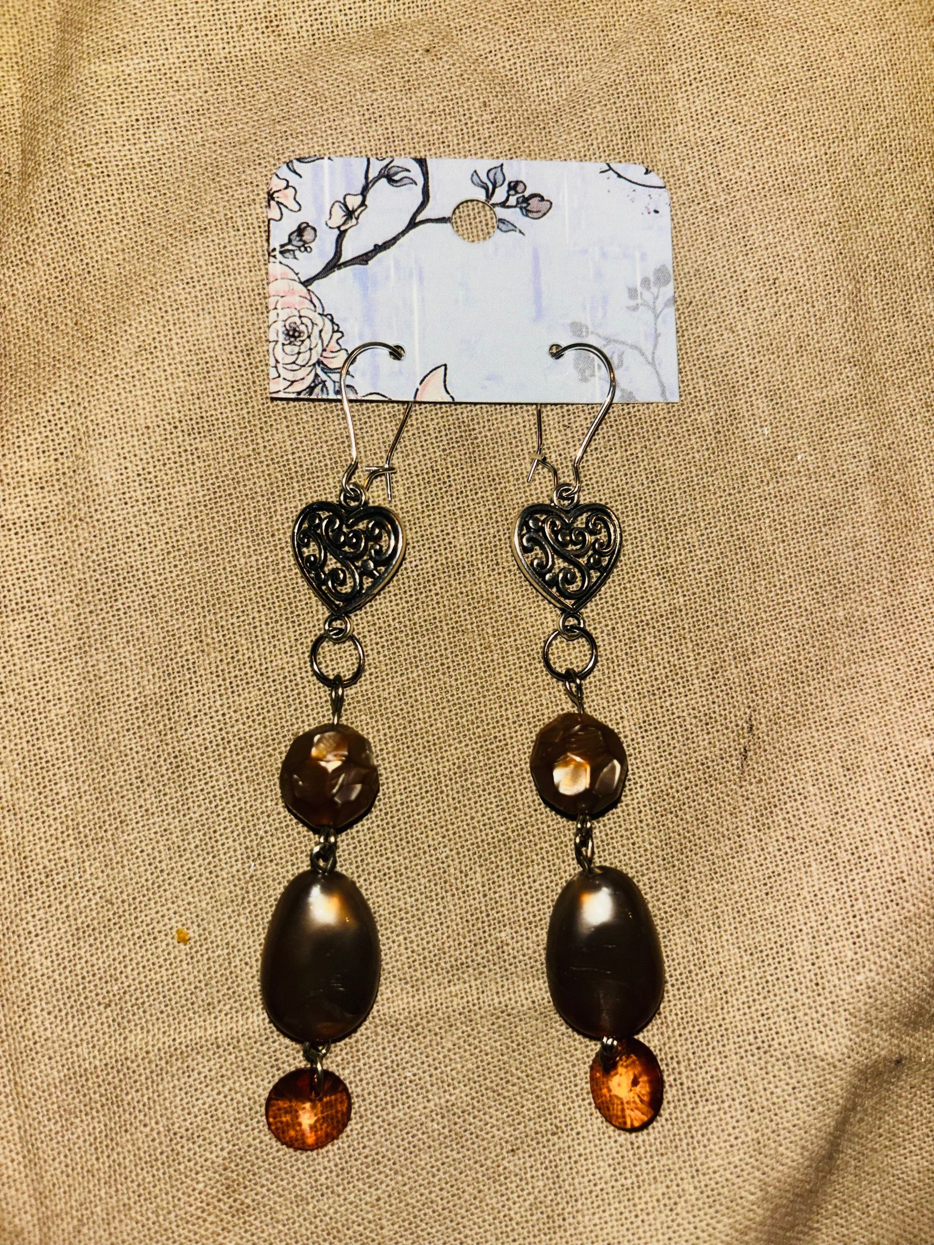 B9 Zilverkleurige hart met hangertjes met een bruine/goud kleurige balletjes