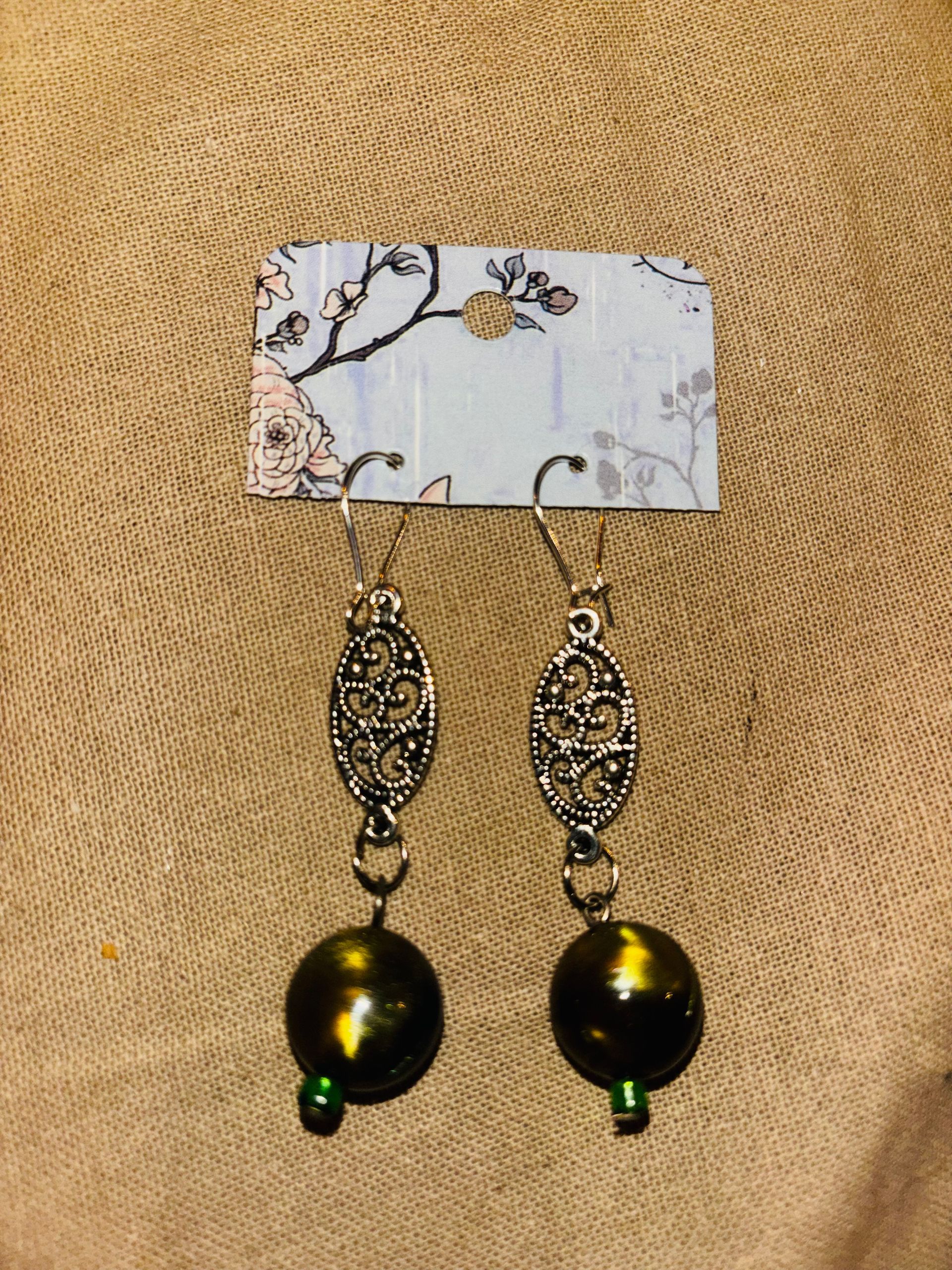 B7 zilverkleurige hangers met groene balletjes