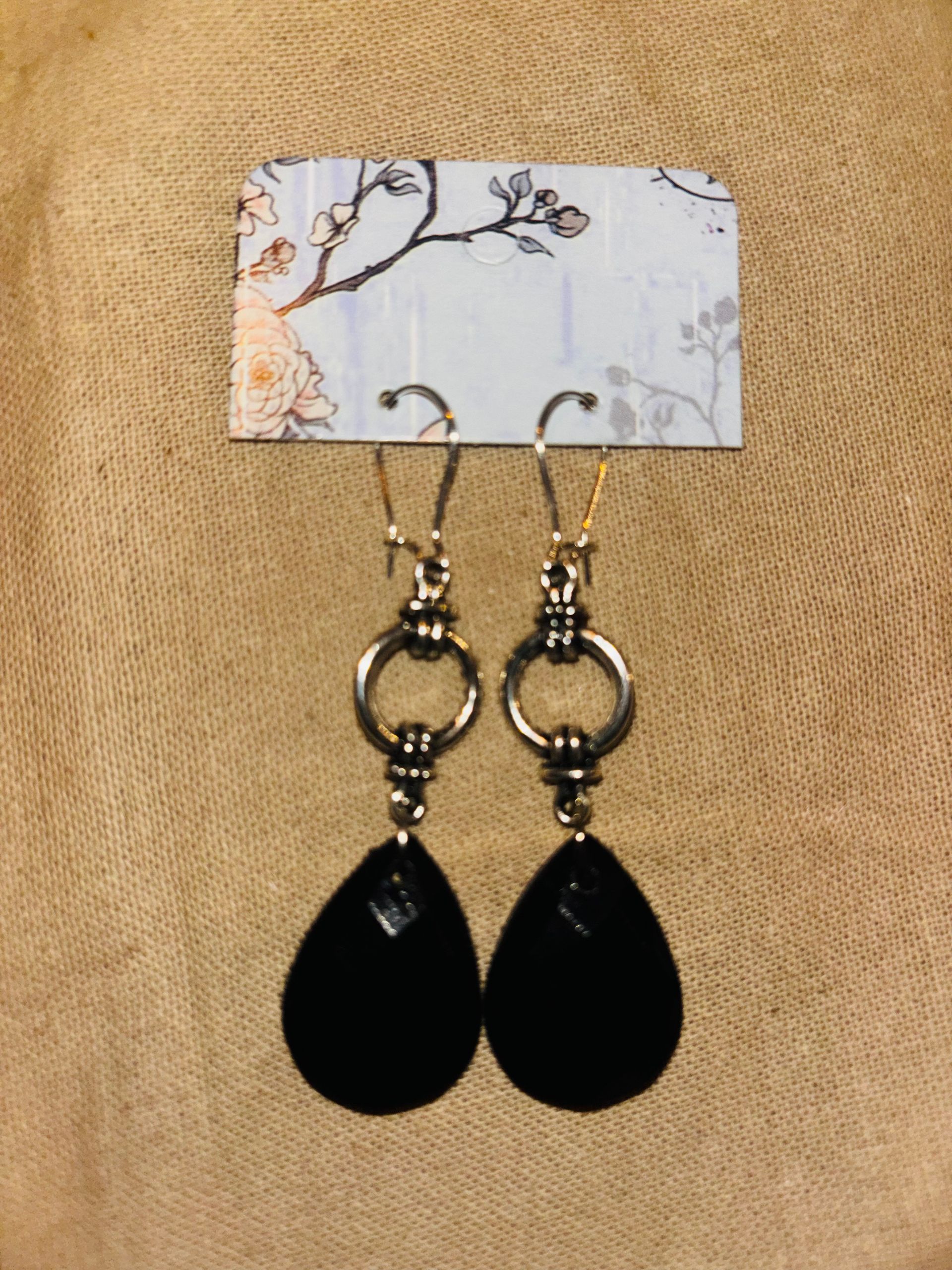 B5 zilverkleurige hanger met een zwarte steen