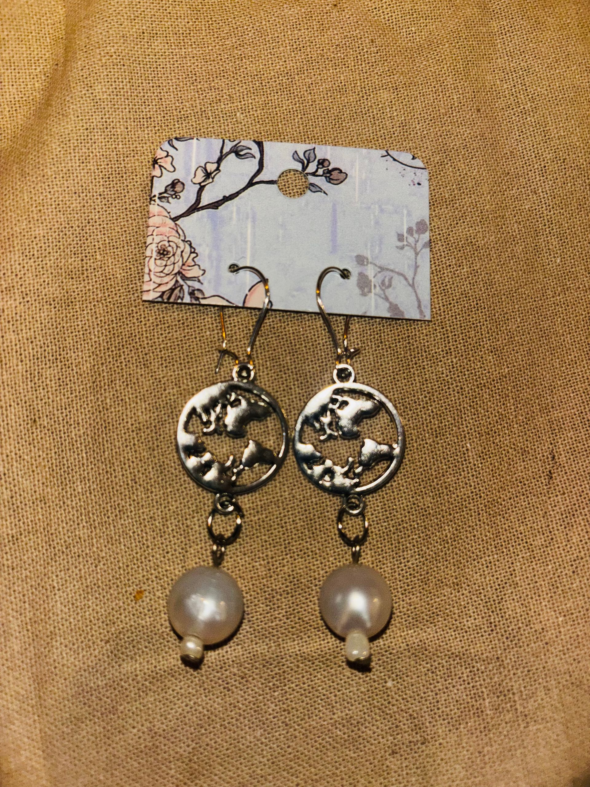 B2 zilveren kleurige hanger landschap met een witte parel