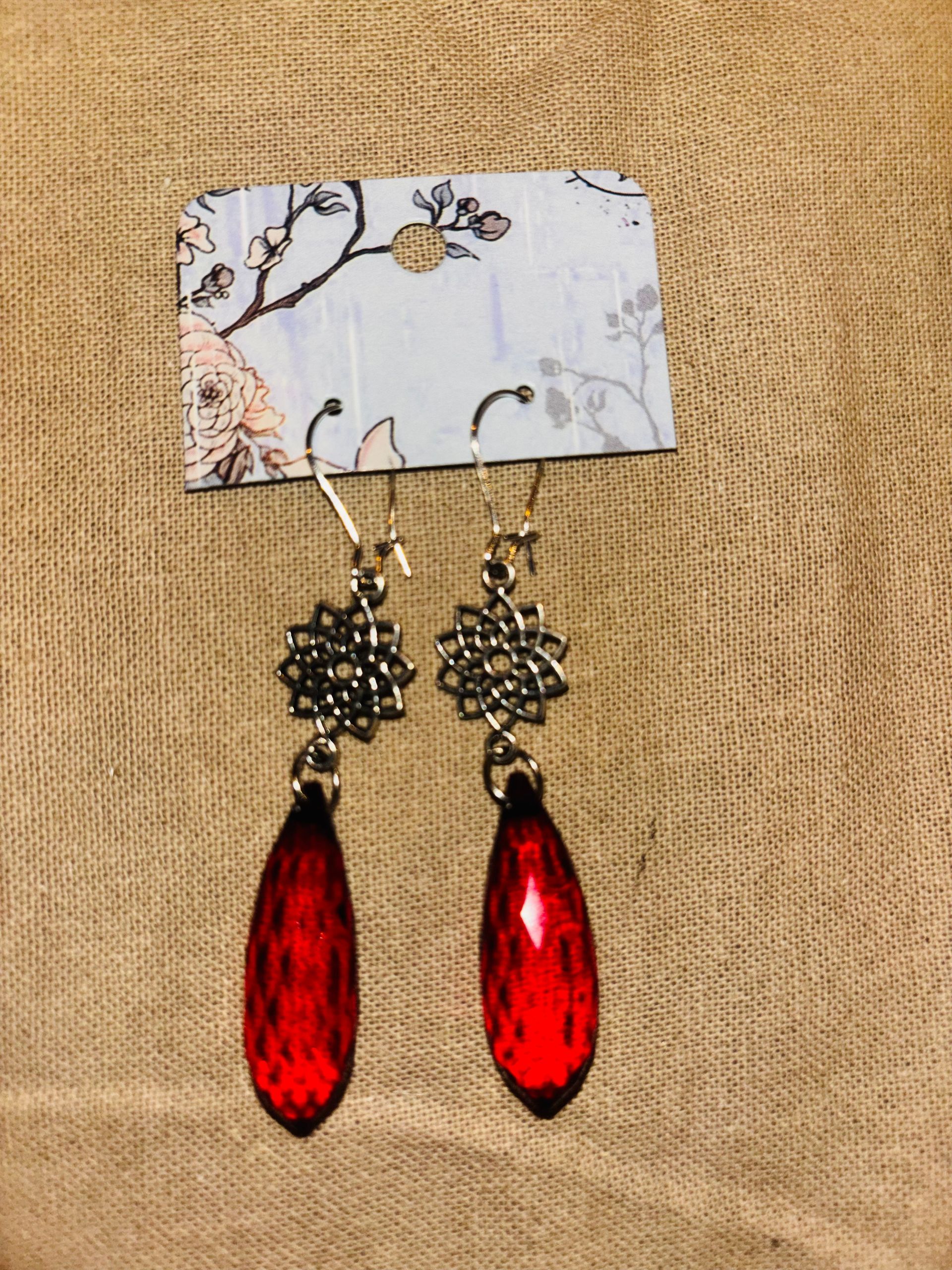 B4 Zilverkleurige lotus hanger met rode druppel