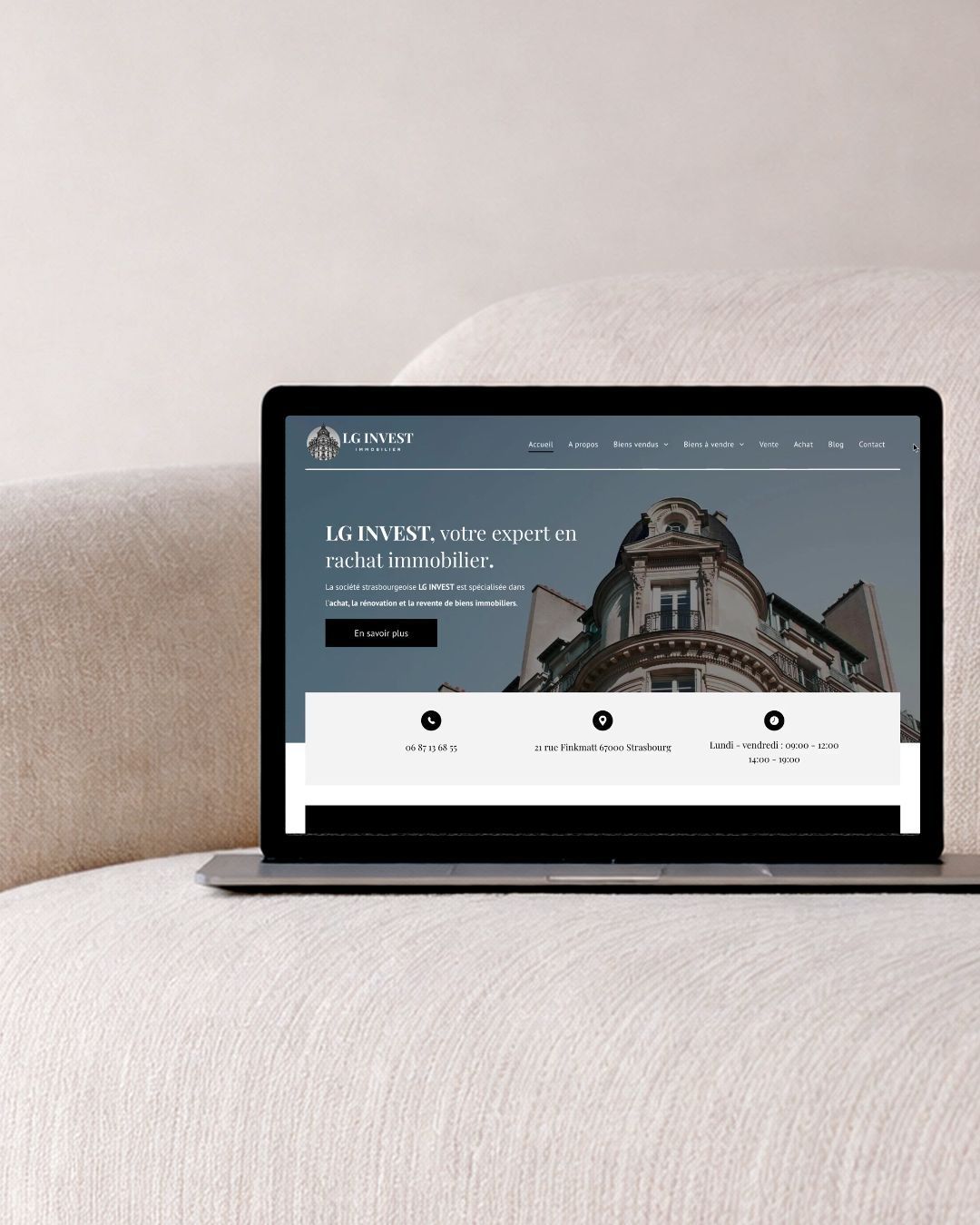 Une femme tenant un téléphone affichant du contenu beauté : looks maquillage, avec du texte en dessous.