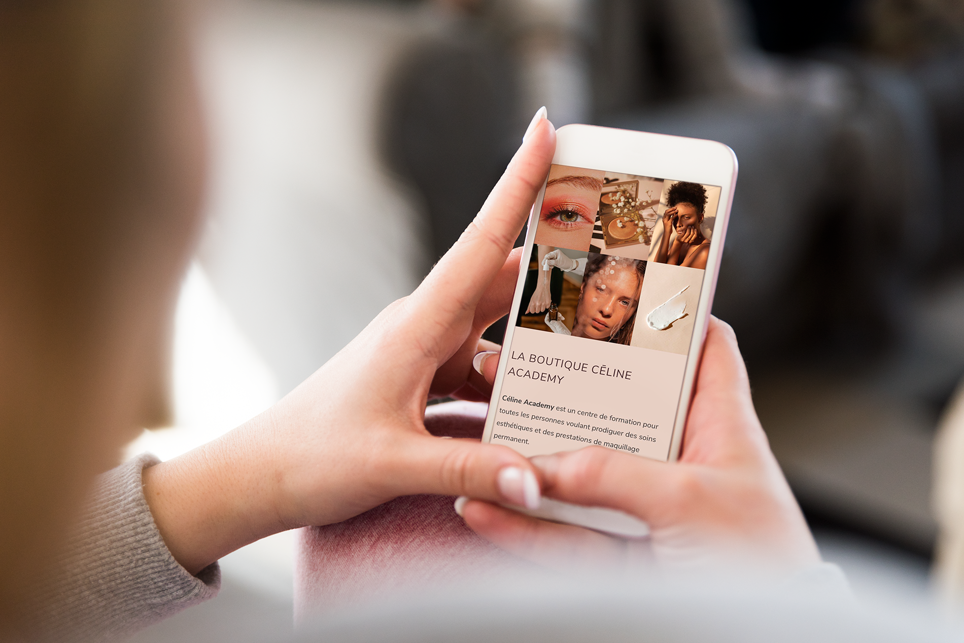Une femme tenant un téléphone affichant du contenu beauté : looks maquillage, avec du texte en dessous.