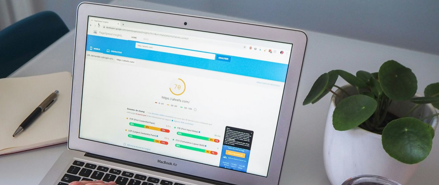 main tapant sur ordinateur pour un audit seo