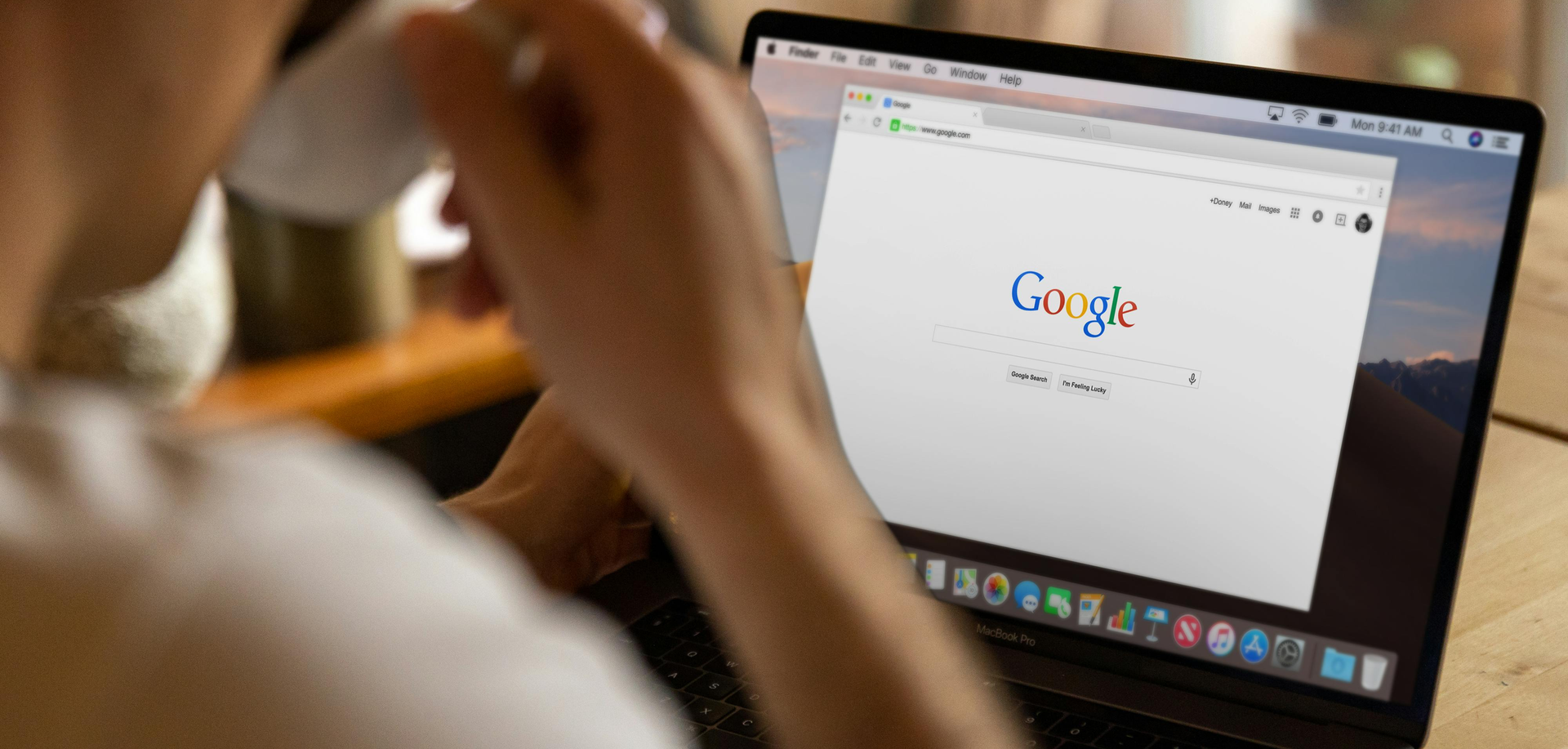 Personne utilisant un ordinateur portable avec une recherche Google ouverte sur l'écran.