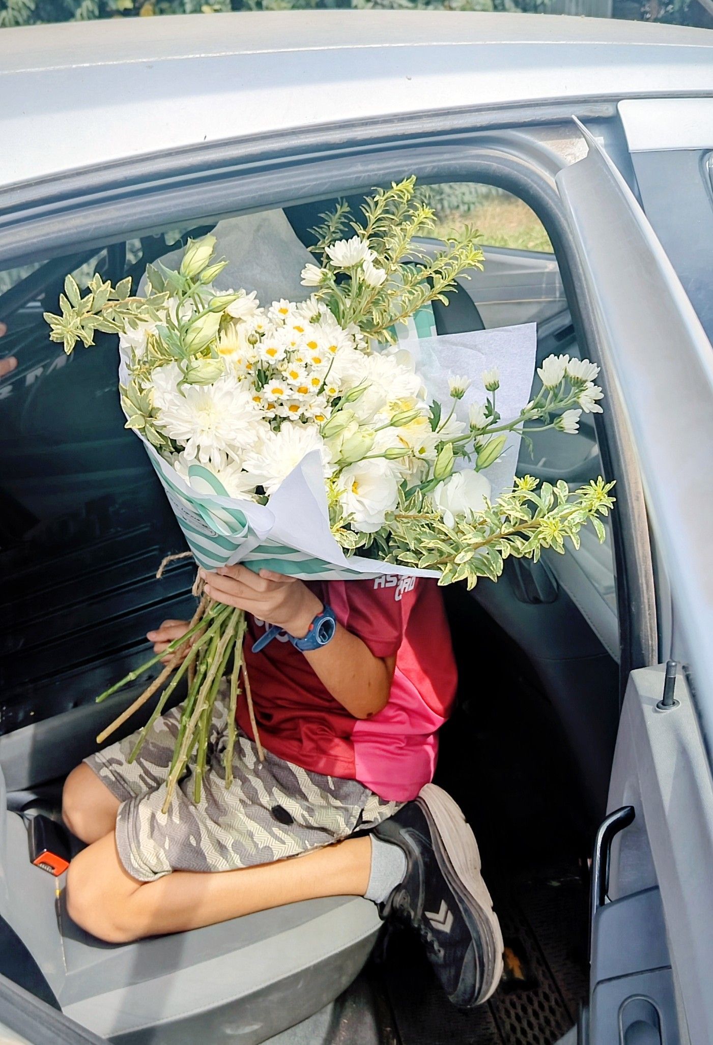 Caja de girasoles envuelta en papel marrón.