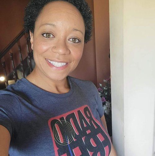 A woman wearing a t-shirt with the word citas on it
