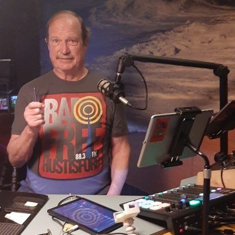 A man wearing a shirt that says era on it