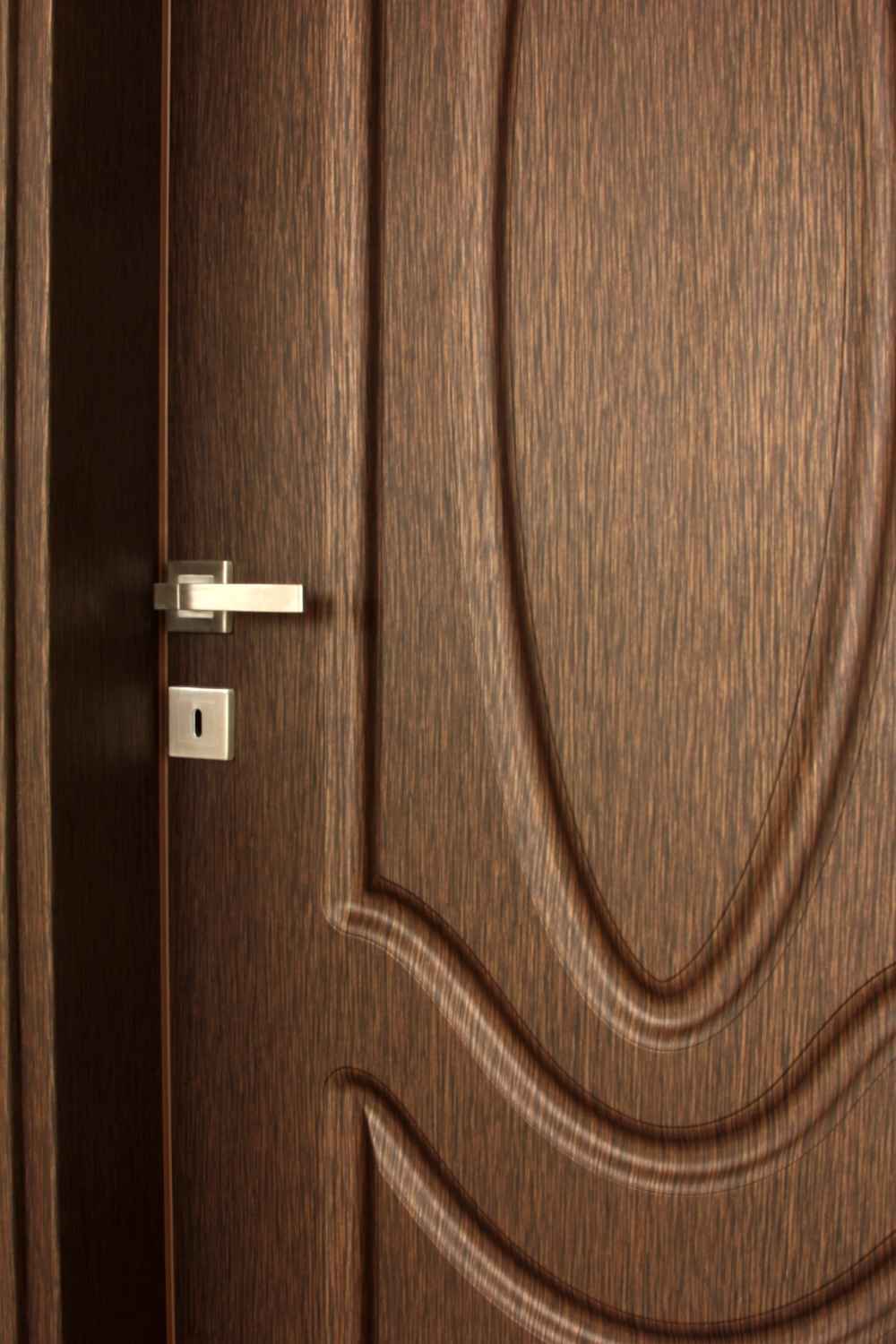intalación puerta de madera lacada