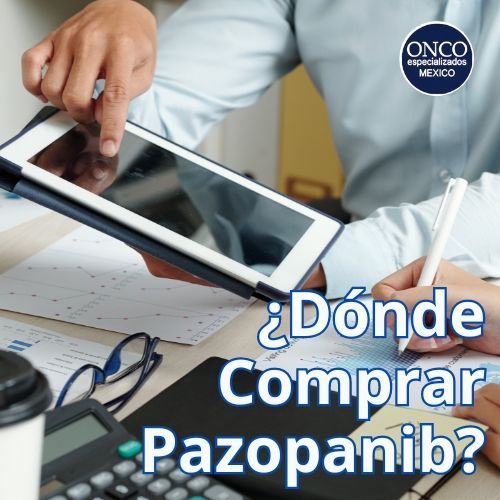 Dos personas comparando precios y opciones de compra de pazopanib utilizando una tablet y documentos financieros.