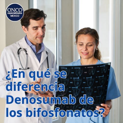 Dos médicos observando radiografía ósea.