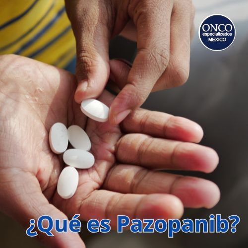 Mano sosteniendo tabletas relacionadas con el medicamento pazopanib.