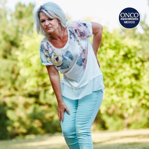 Mujer mayor con dolor en la cadera por osteoporosis.