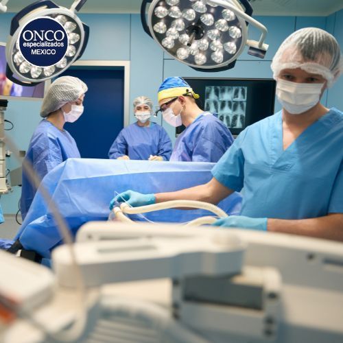 Equipo médico en quirófano realizando una cirugía abdominal.