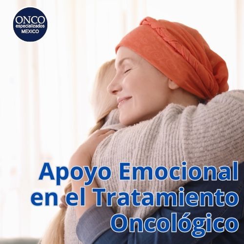 Mujer con pañuelo en la cabeza recibe un abrazo, simbolizando apoyo emocional en el tratamiento contra el cáncer.