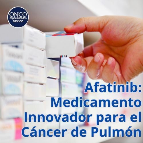 Mano tomando una caja de Afatinib de una estantería en una farmacia, representando la disponibilidad del medicamento.