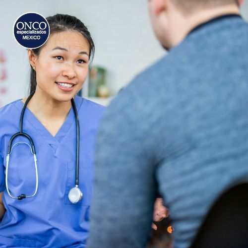 Doctora explicando tratamiento con antibióticos y cirugía a un paciente.