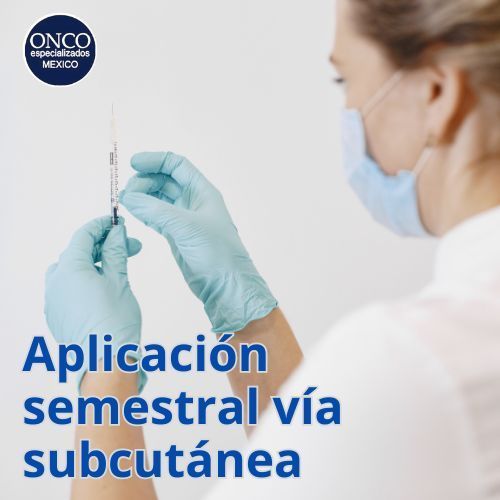 Profesional preparando jeringa para inyección subcutánea.