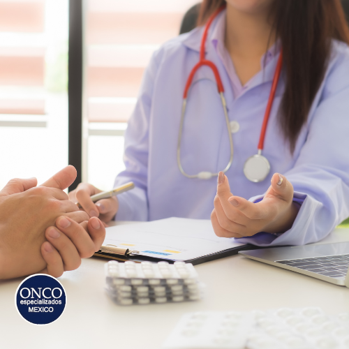 Consulta médica sobre manejo de Crohn.