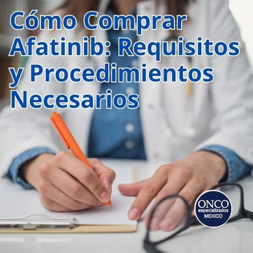 Médico escribiendo una receta en una consulta, representando los procedimientos necesarios para la compra de Afatinib.