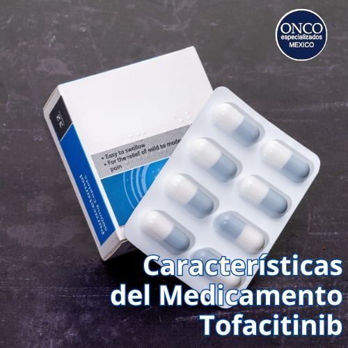 Caja de tofacitinib con blister y sus tabletas sobre una superficie.