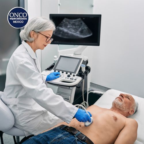 Un médico está examinando el pecho de un hombre con una máquina de ultrasonido.