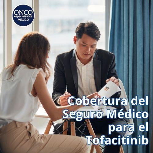 Paciente consultando con un representante de seguros sobre la cobertura del tofacitinib.