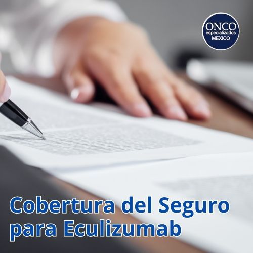 Primer plano de una mano firmando un documento, simbolizando la cobertura del seguro para el Eculizumab.