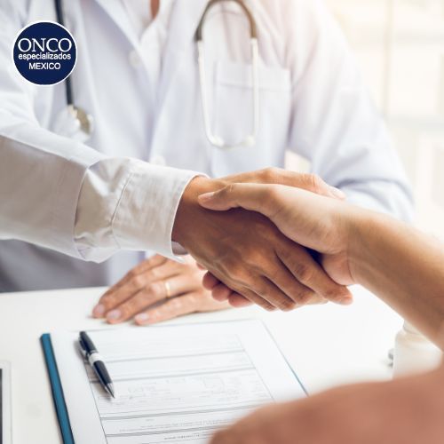 Apretón de manos entre médico y paciente tras consulta.