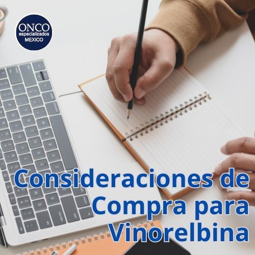 Persona toma notas frente a una computadora portátil, representando la planificación de la compra de vinorelbina.