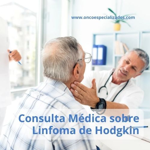 Médico discutiendo el tratamiento del linfoma de Hodgkin con un paciente.