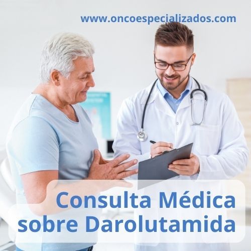 Paciente discutiendo los posibles efectos secundarios de la darolutamida con su médico en un entorno clínico.