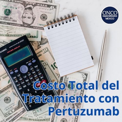 Calculadora y billetes de dólar para ilustrar el cálculo del costo total del tratamiento con Pertuzumab.