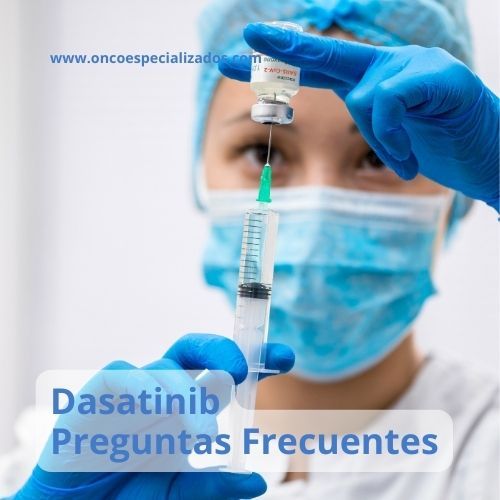 Vial de Dasatinib junto a una jeringa preparada para la administración del medicamento.