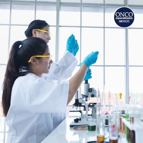 Científicos realizando pruebas para diagnóstico de enfermedades raras.