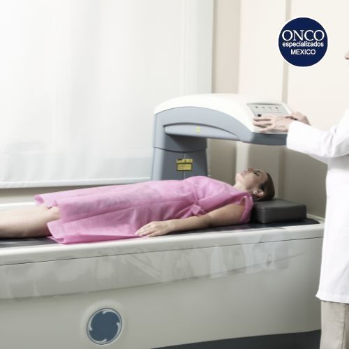 Paciente en escáner para diagnóstico de osteoporosis.